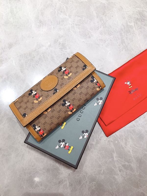 グッチ財布 レプリカ着用イメージ